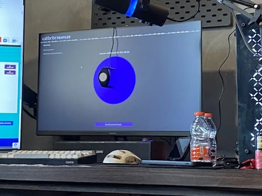 Proses kalibrasi monitor dengan pengukuran warna di studio klien