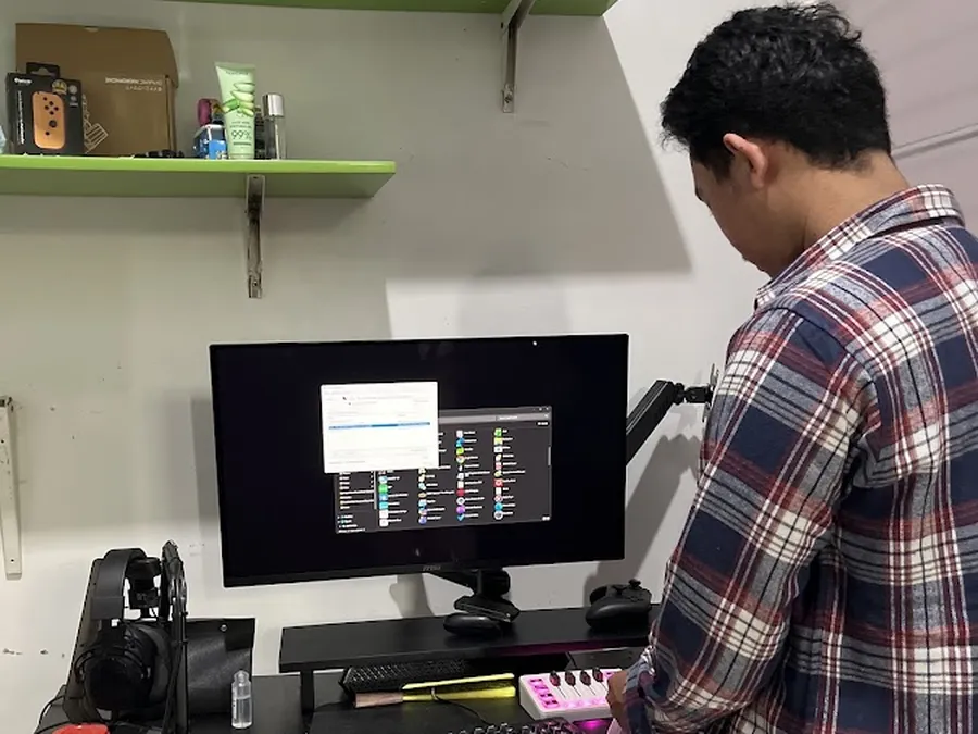 Sesi kalibrasi monitor di ruang kerja klien di Jabodetabek